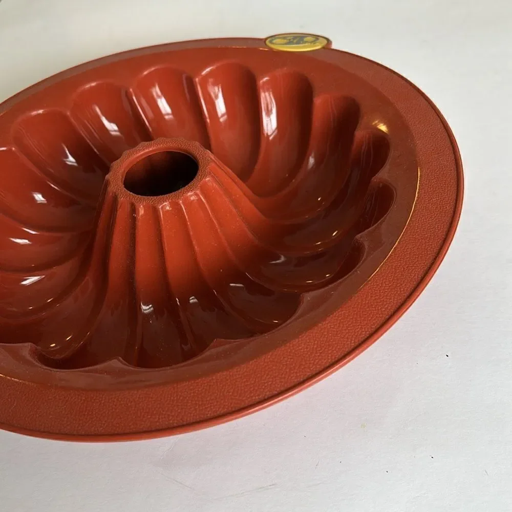 Smartware Silicon Bakewear Round Bundt Pan Never Used